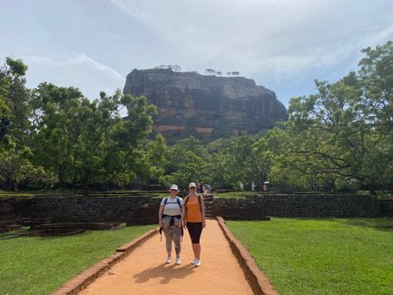 Zwei Frauen stehen lächelnd vor dem Löwenfelsen in Sigiriya – Sri Lanka Reise mit Kindern