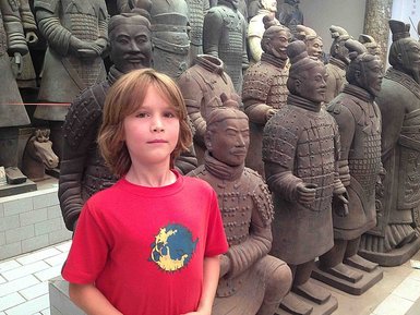Junge betrachtet die Tonkrieger der Terrakotta-Armee in Xi’an – China Reise mit Kindern