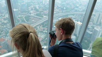 Ausblick über Kuala Lumpur von den Petronas Twin Towers aus – Malaysia & Borneo Reise mit Kindern