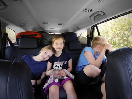 Familie reist mit Kindern im Auto durch Costa Rica – Costa Rica Reise mit Kindern