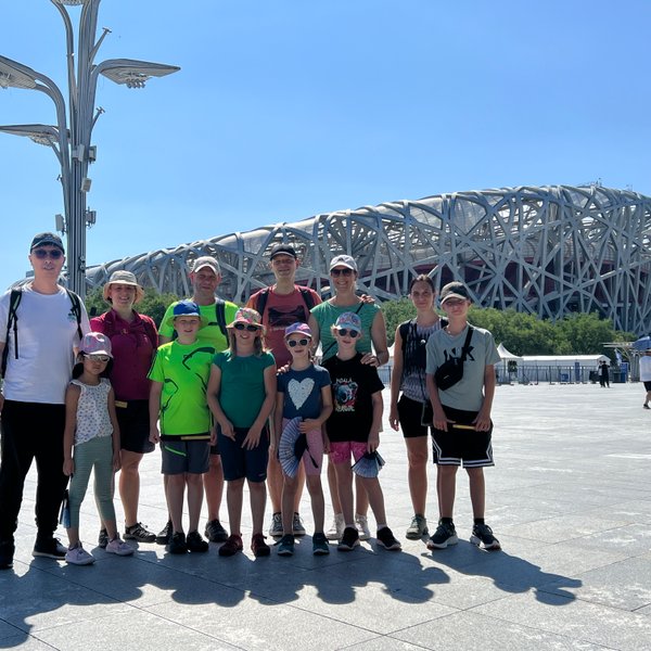 Reisegruppe macht ein Erinnerungsfoto vor dem berühmten Nationalstadion in Peking – China mit Kindern