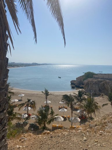 Sandstrand am Crowne Plaza Hotel Muscat – Oman mit Kindern