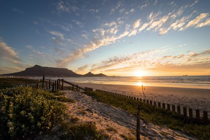 Blick auf den Tafelberg bei Sonnenuntergang – Garden Route Reise mit Kindern