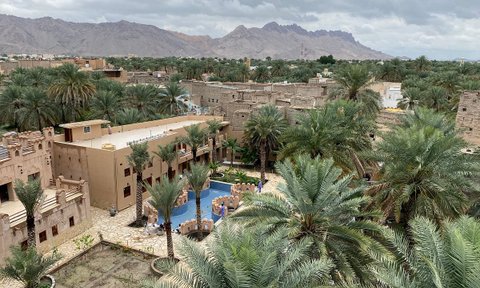 Luftaufnahme des Hotel Aldar Inn mit umliegender grüner Landschaft – Oman Familienreise