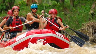 Kinder erleben gemeinsam ein Rafting-Abenteuer auf dem Fluss – Costa Rica Reise mit Kindern