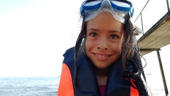 Mädchen mit Schnorchel im türkisfarbenen Wasser – Costa Rica Familienurlaub