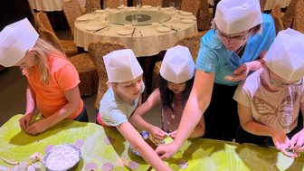 Kinder formen traditionelle Jiaozi – China Reise mit Kindern