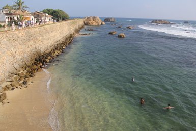 Kinder spielen und baden im Meer vor der historischen Festung in Galle – Sri Lanka Familienreise