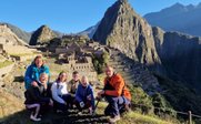 Gruppenfoto vor dem Machu Picchu - Peru Family & Teens - Peru mit Kindern und Jugendlichen