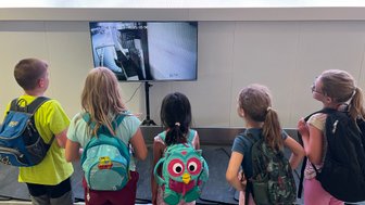 Kinder am Gepäckband nach der Ankunft am Flughafen Guilin – China Reise mit Kindern