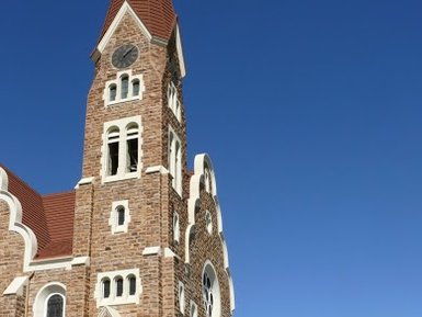Eine Kirche mit blauem Himmel - Namibia mit Jugendlichen