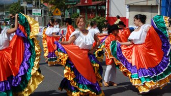 Traditioneller Tanz in bunter Festtagskleidung in Costa Rica – Costa Rica Familienreise