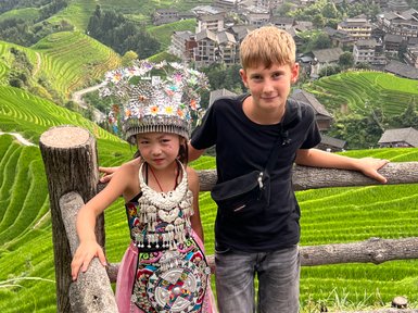 Begegnung zwischen einem einheimischen Mädchen und einem Jungen in den Longsheng-Reisterrassen – China mit Kindern