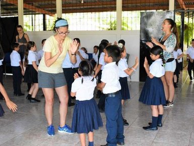 Fröhliche Kinder tanzen während eines Schulbesuchs – Costa Rica Familienreise