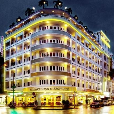 Das Huong Sen Hotel erstrahlt in warmem Licht und bietet eine einladende Fassade mit mehreren Balkonen und großen Fenstern.