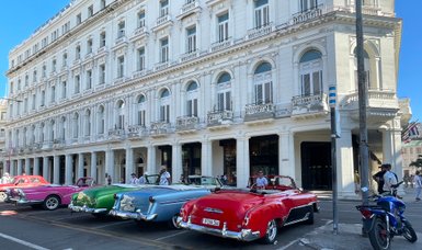 Bunte Oldtimer parken vor einem historischen Gebäude in Havanna - Kuba Reise mit Kindern