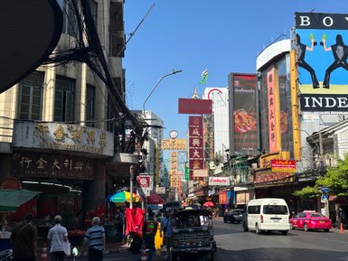 Werbeschilder säumen die geschäftige Straße – Thailand Reise mit Kindern