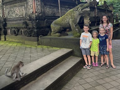 Familie erlebt das Sacred Monkey Forest Sanctuary in Ubud auf Bali – Bali Familienreise