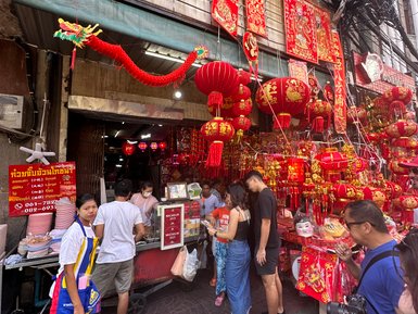 Lampions und bunte Lichterketten in den Straßen von Chinatown – Thailand Familienreise