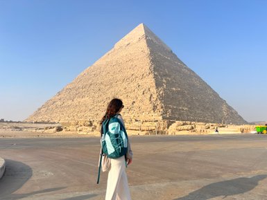 Teenager bestaunt die Pyramiden von Gizeh in Kairo – Ägypten Reise mit Kindern