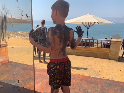 Junge mit Schlamm am Toten Meer - Jordanien Urlaub mit Kindern