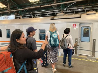 Reisende Gruppe beim Einsteigen in den Zug – Indonesien Familienreise