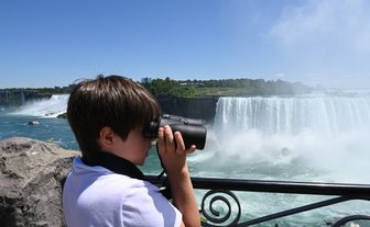 Junge mit Fernglas bei Niagarafällen - Ostkanada mit Kindern