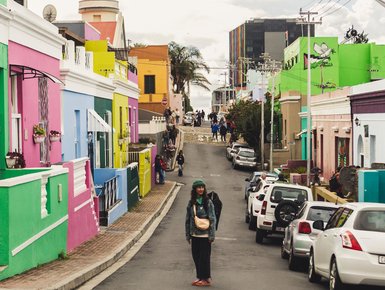 Frau spaziert durch die farbenfrohen Straßen im Bo-Kaap – Südafrika Familienreise