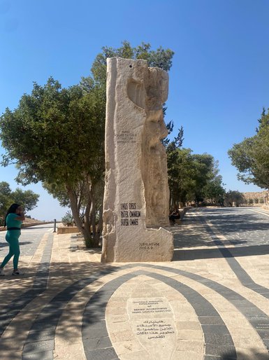 Eingangsstatue auf dem Berg Nebo - Jordanien mit Kindern