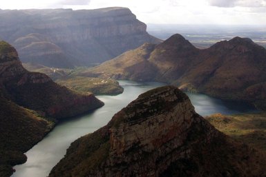 Blick auf die Berge und den Flusslauf im Blyde River Canyon – Südafrika Reise mit Kindern