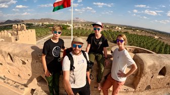 Familie macht Selfie am Jabrin Fort in Jabrin – Oman Familienreise