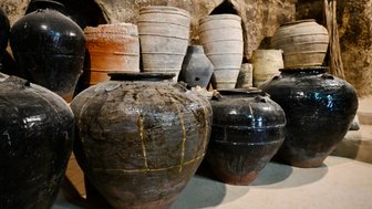 Traditionelle Töpfe im Bait al Safah Museum in Al Hamra, Oman – Oman Reise mit Kindern