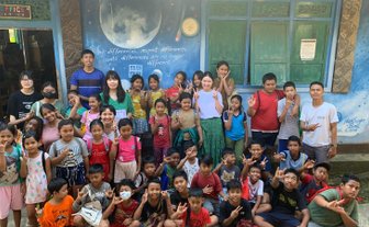 Kinder und Betreuer posieren für ein großes Gruppenfoto – Bali Reise mit Kindern