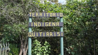 Schild am Eingang des indigenen Reservats Quitirissi – Costa Rica Familienreise