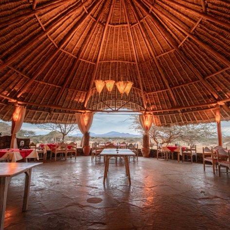 Das offene Restaurant Severin Safari Camp mit Blick auf die Landschaft