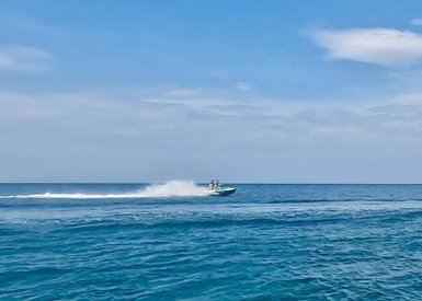 Jetski-Fahrt auf dem türkisblauen Wasser vor der Küste von Langkawi – Malaysia & Borneo Reise mit Kindern