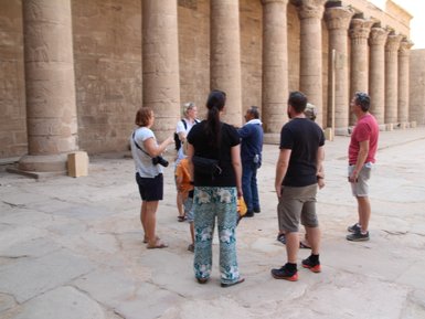 Eine Gruppe mit ihrem Reiseleiter vor dem Tempel von Kom Ombo – Ägypten Reise mit Kindern