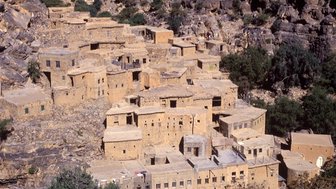 Traditionelles Lehmdorf eingebettet in die raue Landschaft des Hadschar-Gebirges – Oman Reise mit Kindern