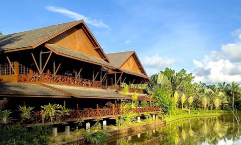 Lodge-Gebäude inmitten der Natur bei Sepilok – Borneo Familienreise