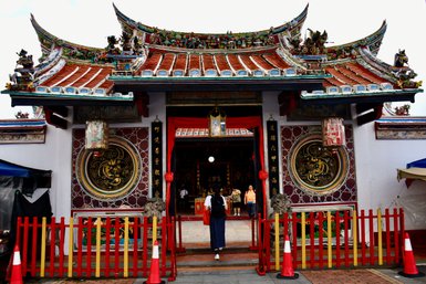 Traditioneller Eingang des Cheng Hoon Teng Tempels mit chinesischer Architektur in Malakka – Malaysia & Borneo mit Kindern