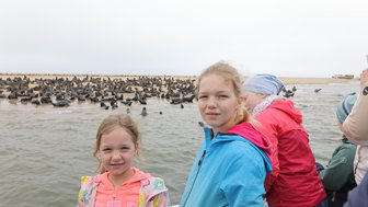 Zwei Kinder vor einer Robbenkolonie - Namibia mit Jugendlichen