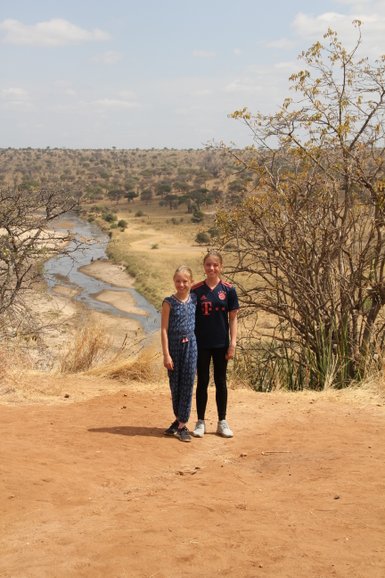 Jugendliche beim Fotografieren im Tarangire-Nationalpark – Tansania Reise mit Kindern