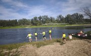 Kinder springen in See - Frankreich for family im Kanu - Frankreich mit Kindern im Kanu
