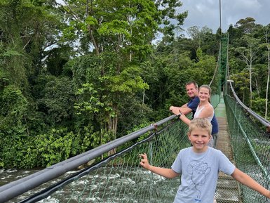 Kinder erkunden die Hängebrücke im Mistico Arenal Hanging Bridges Park – Costa Rica Familienurlaub