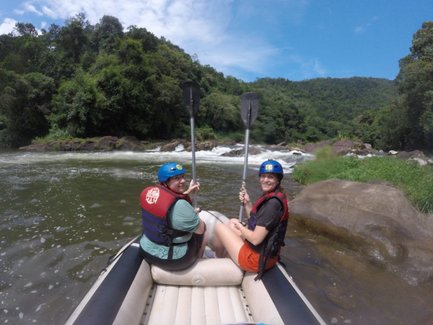 Zwei Frauen paddeln gemeinsam im Raftingboot auf dem Kelani-Fluss – Sri Lanka Reise mit Kindern