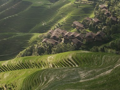 Ausblick von oben auf die Reisterrassen und traditionellen Dörfer in Longsheng – China mit Kindern