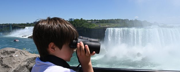 Junge mit Fernglas bei Niagarafällen - Ostkanada mit Kindern