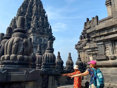 Ein Guide teilt interessantes Wissen über den Prambanan-Tempel mit einer Besucherin – Indonesien Reise mit Kindern