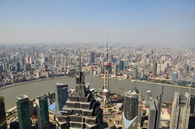Aussicht von oben auf Shanghai mit Huangpu-Fluss und moderner Skyline – China mit Kindern