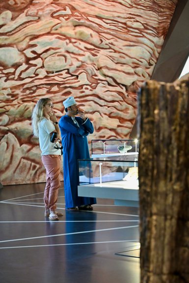 Guide mit Frau etwas im Museum Oman Across Ages in Manah – Oman Familienreise